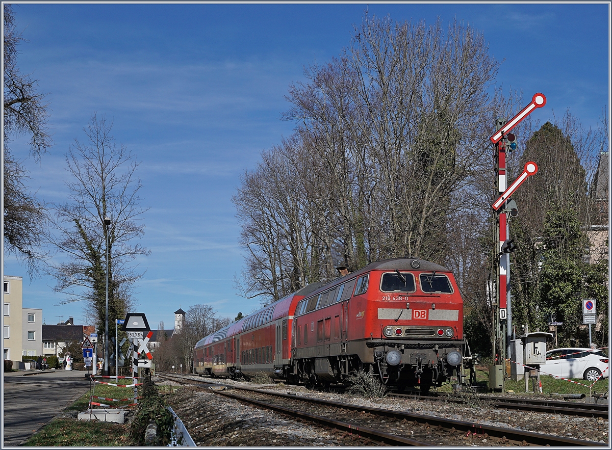 Die DB V 218 438-0 hat mit ihrem RE 3238 nach Aulendorf Lindau Hbf verlassen und erreicht nun Lindau Aeschbach, wo sich die Strecken Richtung Allgäu und Friedrichshafen trennen.

16. März 2019