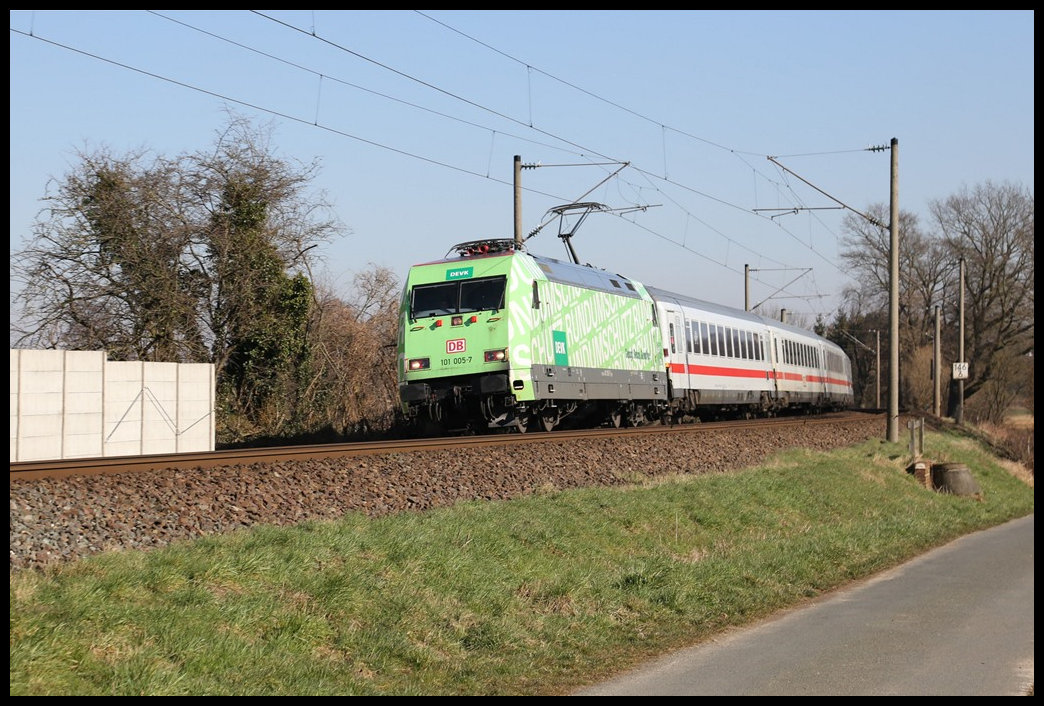 Die DB Werbelok DEVK 101005-7 war am 3.3.2022 mit dem IC 148 um 12.06 Uhr bei Lotte von Berlin kommend nach Bad Bentheim unterwegs.