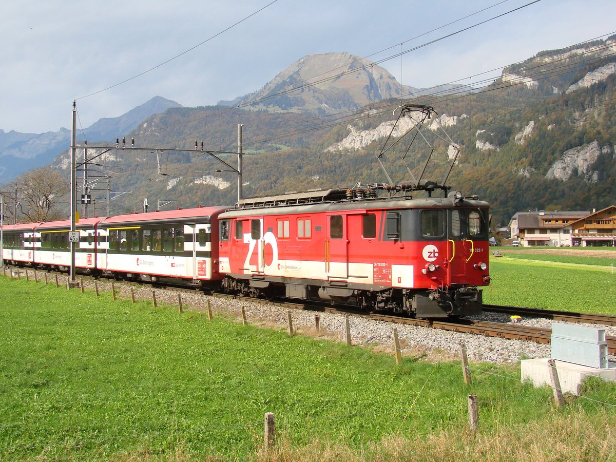 Die De 110 022-1 (ex-Luzern-Stans-Engelberg) zwischen Brienzwiler und Meiringen, hier mit ein IR-Zug von Interlaken nach Luzern. 14-10-2012