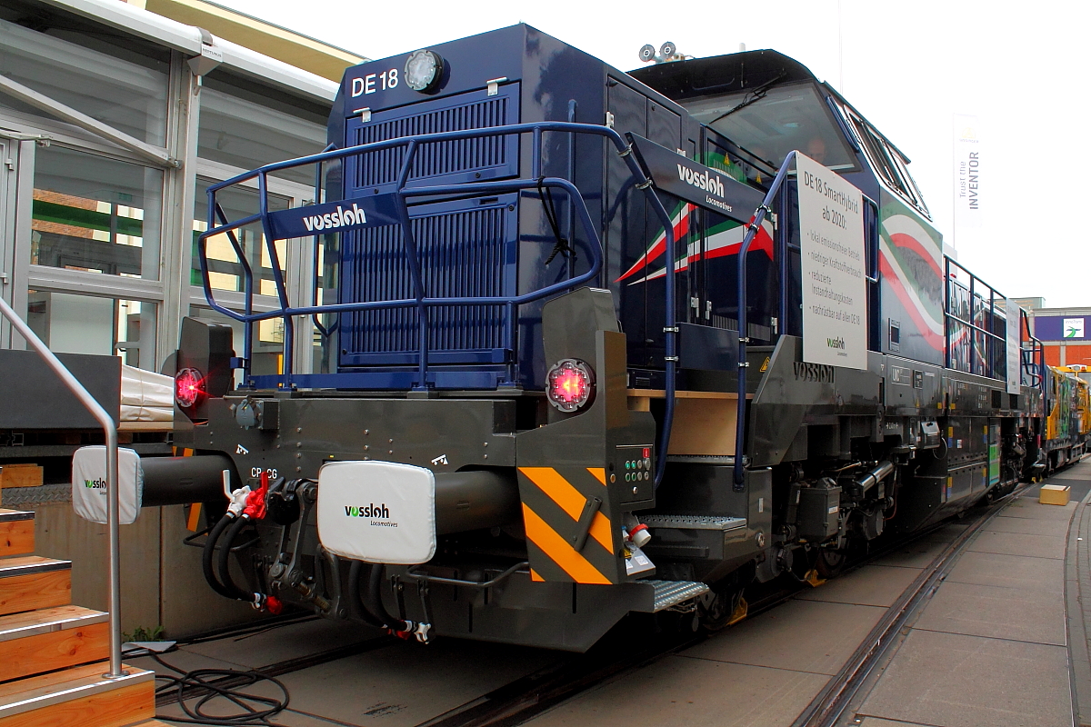 Die DE 18 aus der fünften Generation der Vossloh-Lokomotiven ist mit 1.800 kW Antriebsleistung unser leistungsstärkstes dieselelektrisch betriebenes Fahrzeug.
So gesehen bei der InnoTrans 2018 am 22.09.2018 in Berlin.
