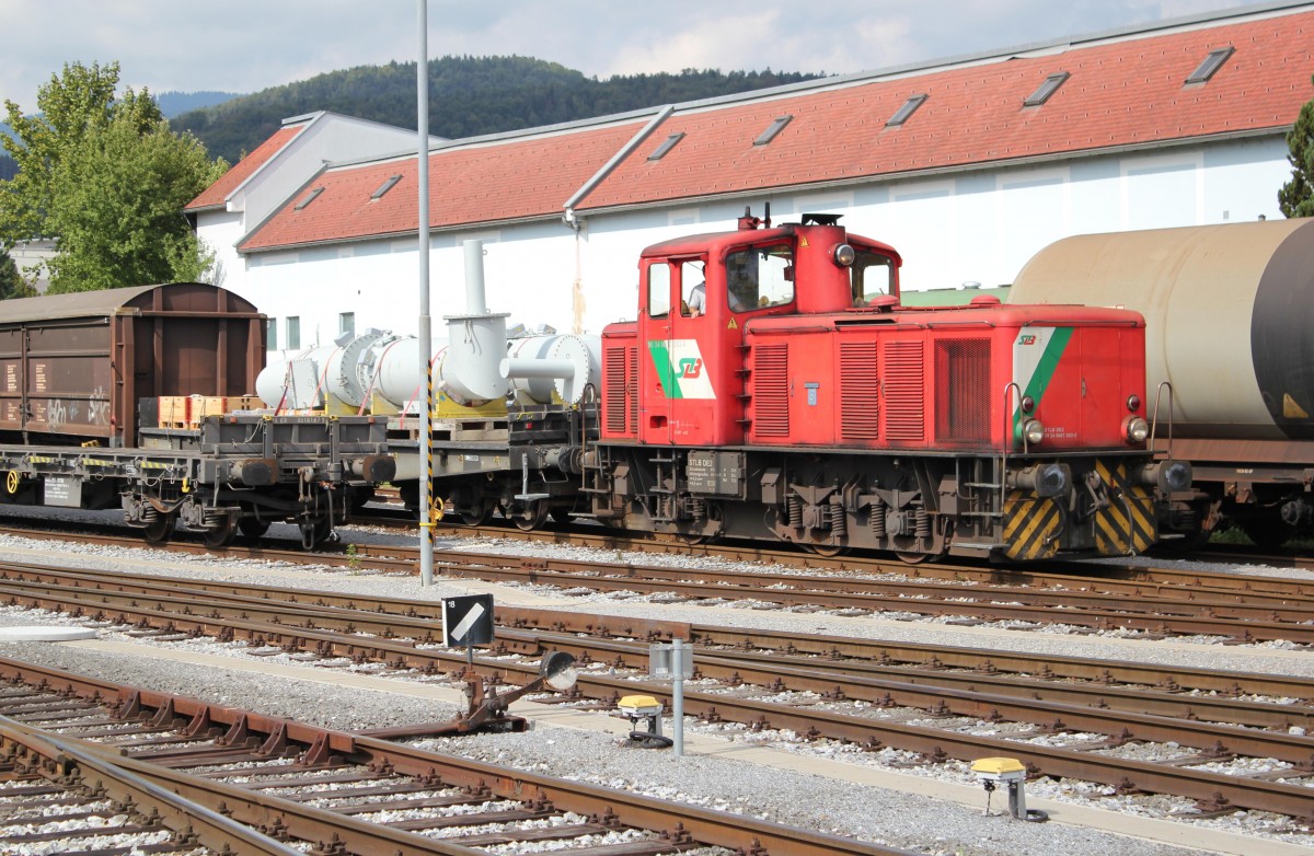Die DE 2 der steiermrkischen Landesbahn bei Rangierarbeiten im Bahnhof Weiz, Anfang September 2013