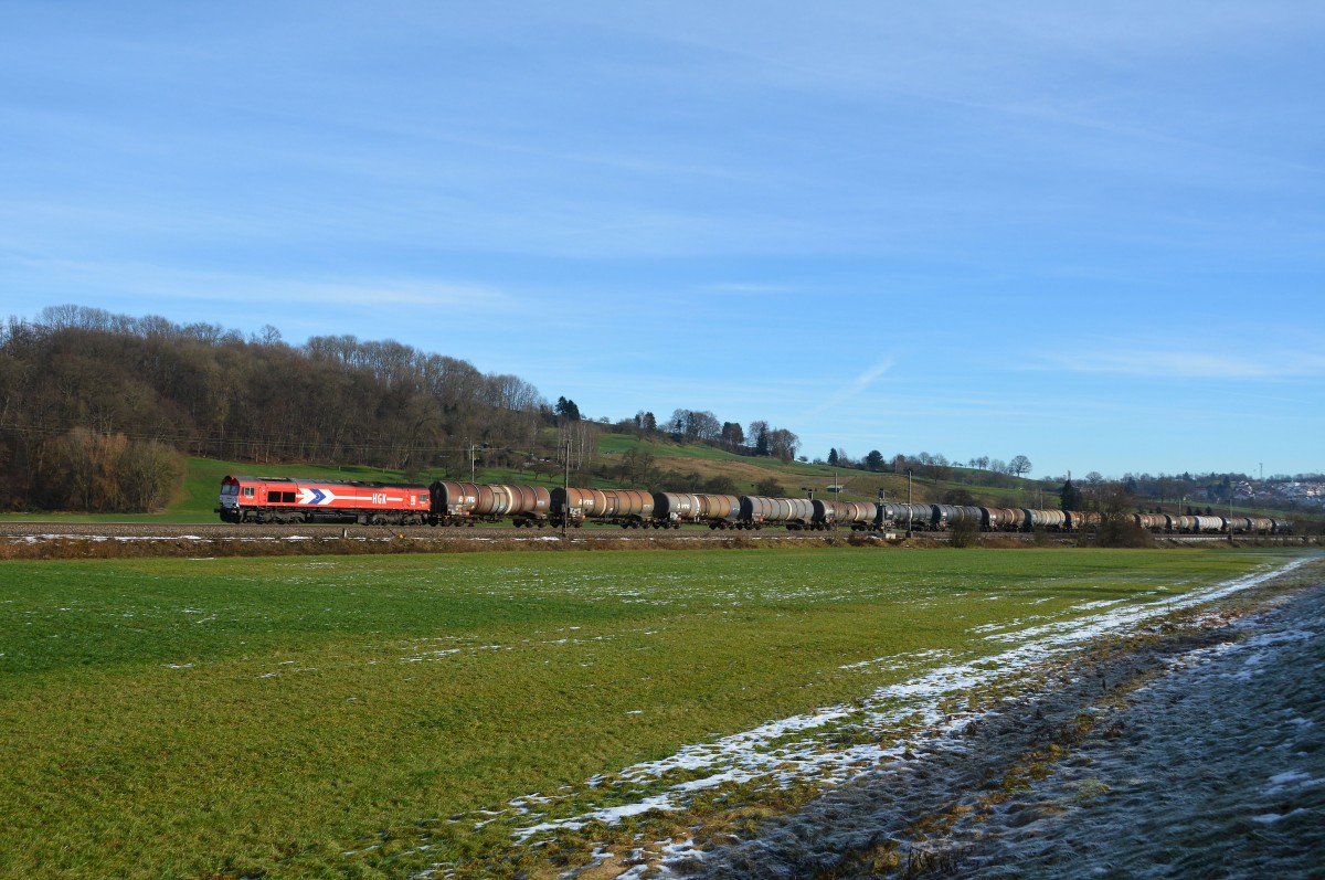 Die DE 669 der HGK fährt mit einem Kewaz durchs Filstal in Richtung Stuttgart.Aufgenommen an der Nassachtal Brücke am 6.1.2015.
