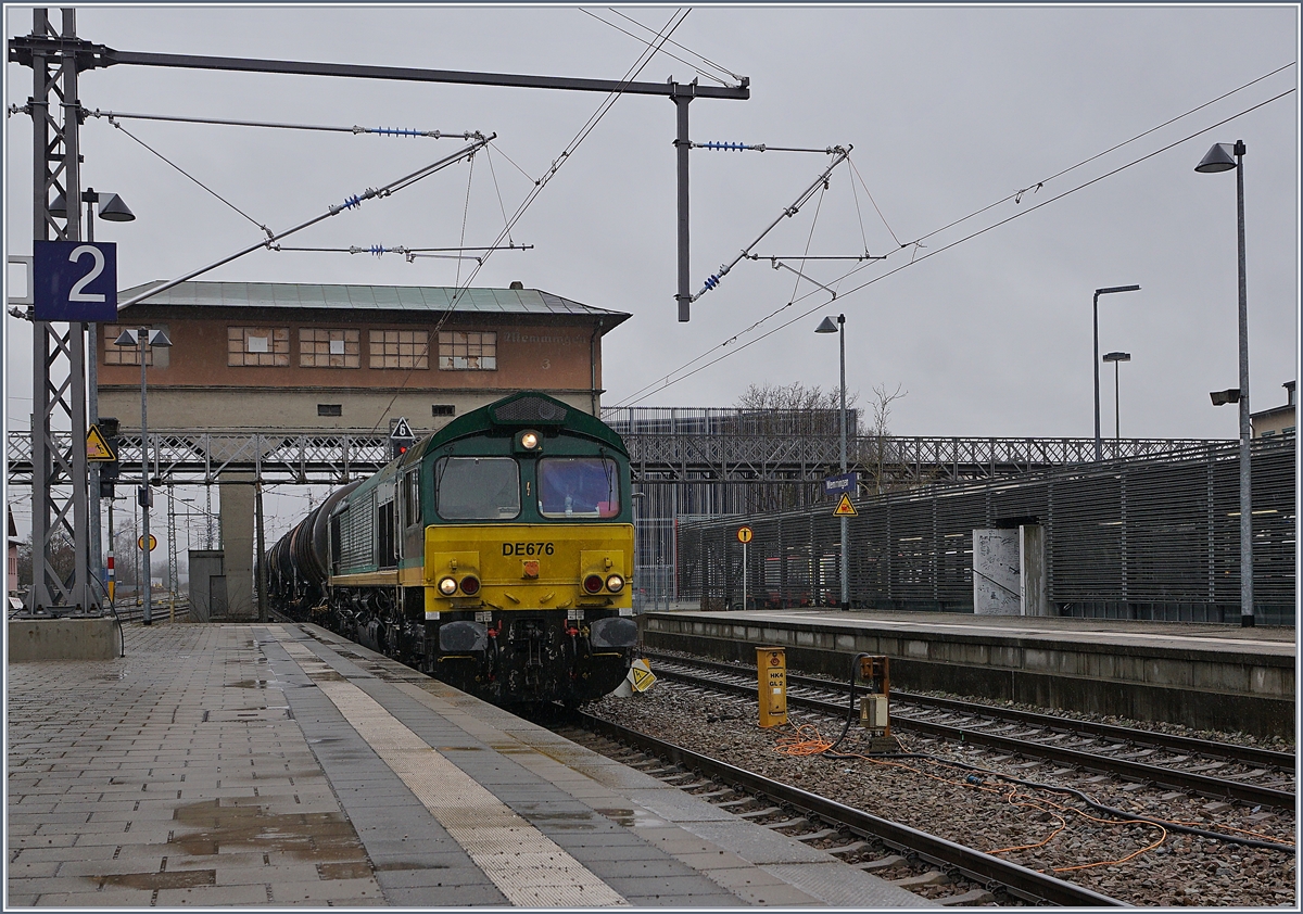 Die DE 676 (UIC 92 80 1266 004-1 D-RHC) erreicht mit einem Kesselwagenblockzug Memmingen. 
15. März 2019