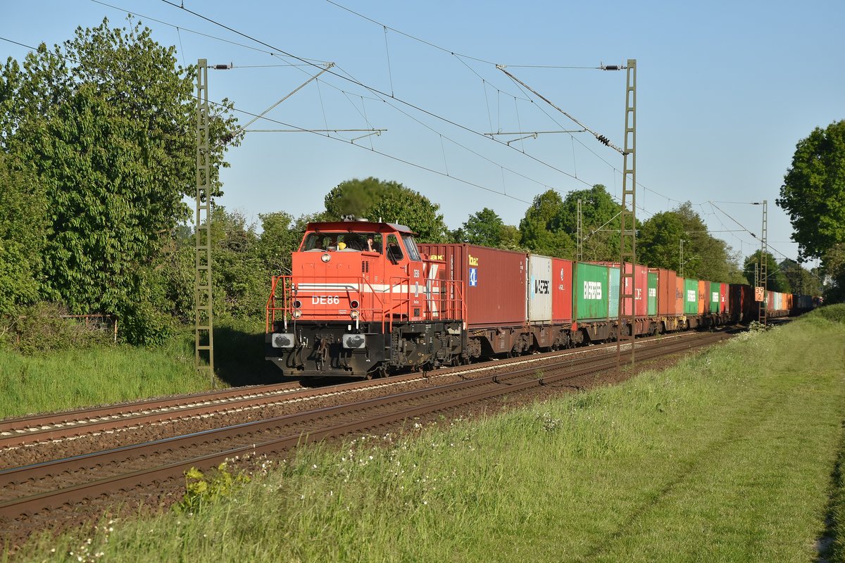 Die DE 86/0272 024-7 D-RHC mit einem ellenlangen Containerzug in der leichten Steigung gen Meerbusch-Osterath fahrend bei Kaarst Broicherseite. 13.Mai 2019