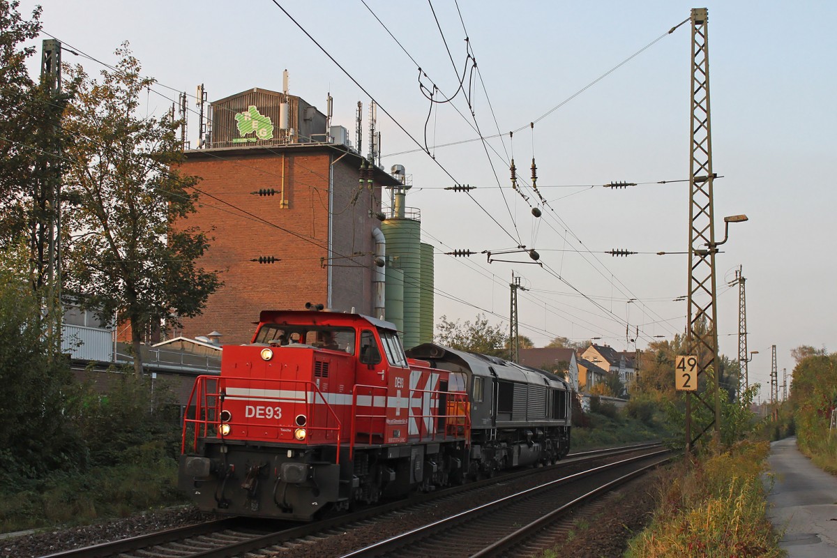 Die DE93 fuhr am 30.09.14 mit DE681 im Schlepp durch Opladen.