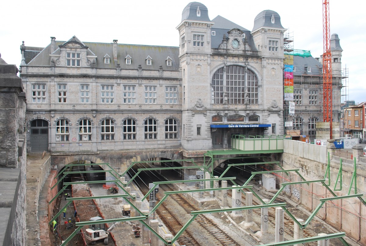 Die Decke vor dem Bahnhof Verviers-Central ist abgebaut worden, damit Dostowagen M6 durch den Tunnel fahren können. März 2014.