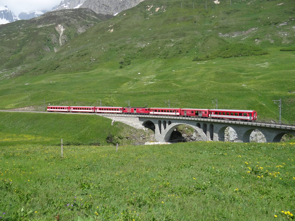 Die Deh 4/4 II 91 (im  Sandwich ) mit ein Regio-Zug aus Andermatt nach Brig, Hier zwischen Realp und Hospental, 17-06-2013