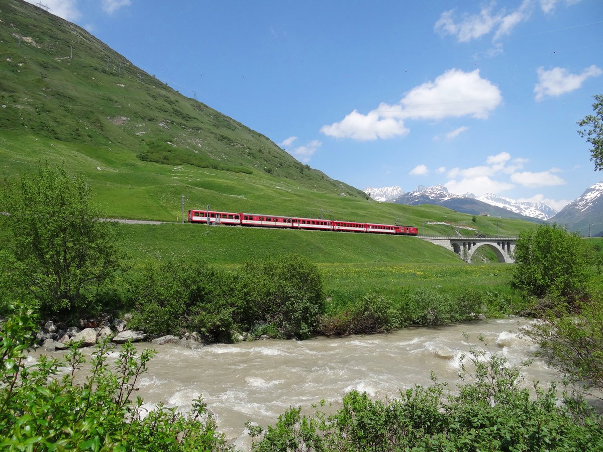 Die Deh 4/4 II 93 mit ein Regio-Zug aus Brig nach Andermatt, Hier zwischen Realp und Hospental, 17-06-2013