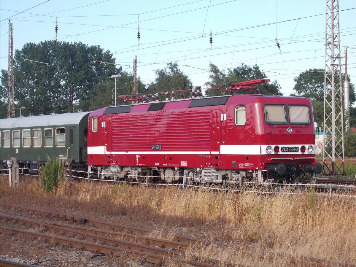 Die Delta Rail 243 559 war,am 15.Juli 2017,die Zuglok am Störtebekersonderzug aus Cottbus.Aufnahme in Bergen/Rügen.