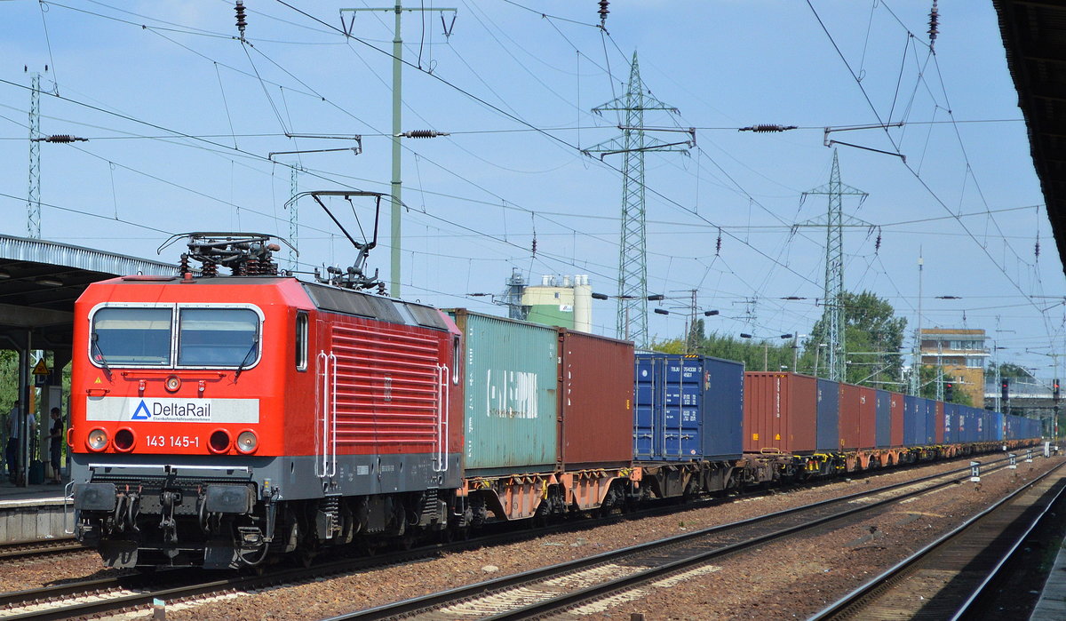 Die von DeltaRail gemietete DB 143 145-1 mit Containerzug aus Frankfurt/Oder am 17.07.18 Bf. Flughafen Berlin-Schönefeld. 