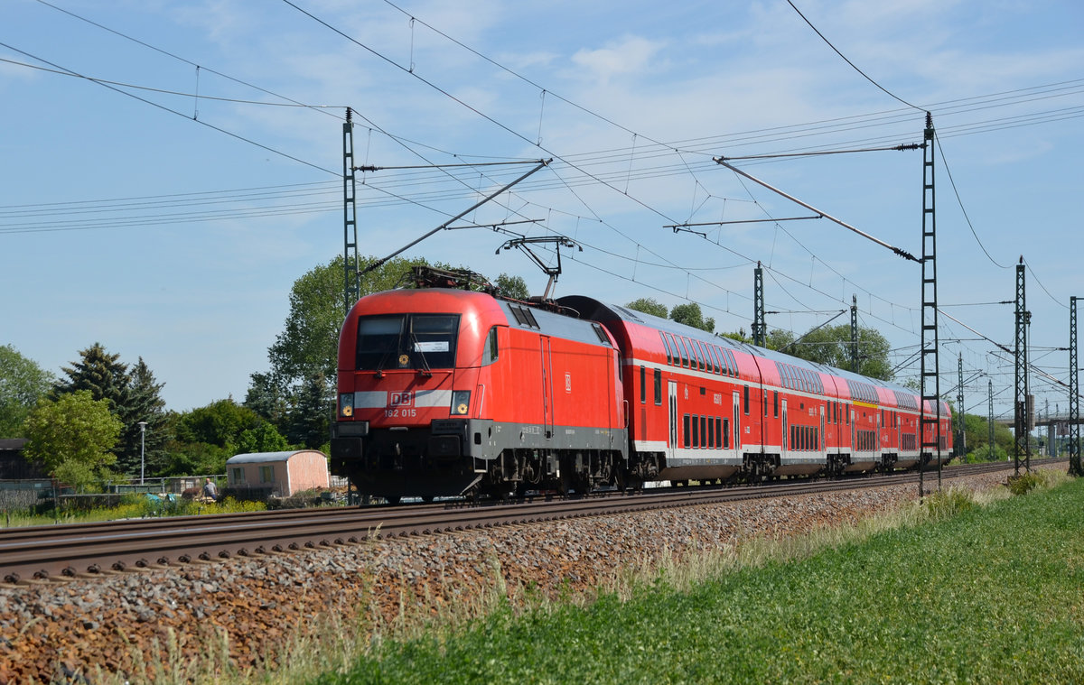 Die dem Bh Frankfurt(O) zugehörige 182 015 fuhr neben 182 001 und 182 021 ebenfalls im Sonderzugverkehr zum Kirchentag zwischen Leipzig und Pratau mit. Hier rollt 182 015 mit einem Leerzug nach Leipzig am 28.05.17 durch Gräfenhainichen.