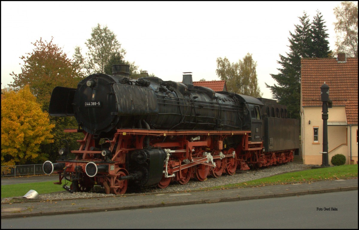 Die Denkmallok 044389-5 in Altenbeken setzt langsam Patina an. Am 25.10.2015 stattete ich ihr mal wieder einen Besuch ab!