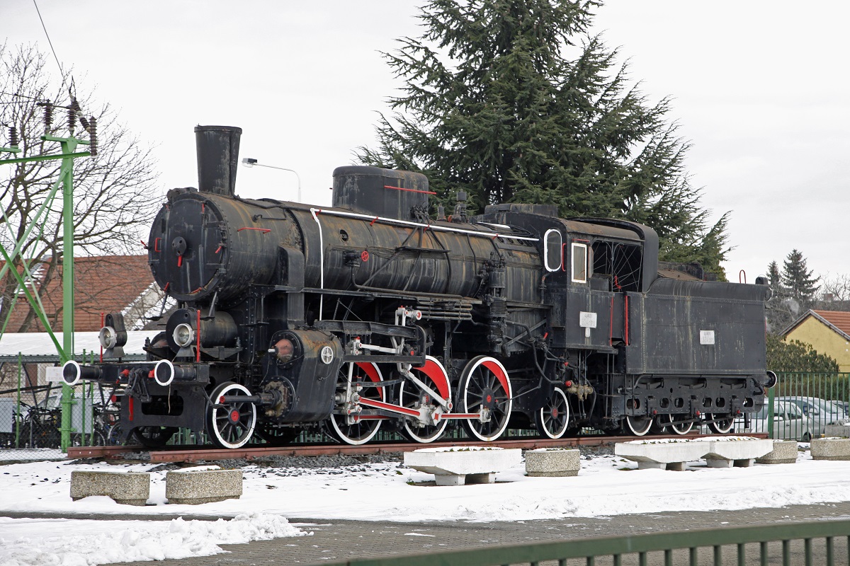 Die Denkmallok 324.1518 steht in Sopron neben Bahnsteig 1. Das Bild entstand am 12.01.2017.