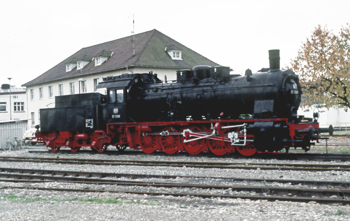 Die Denkmallok 57 3088 im Jahr 1981 aufgestellt in einer Gr�nanlage des Bw. Haltingen.