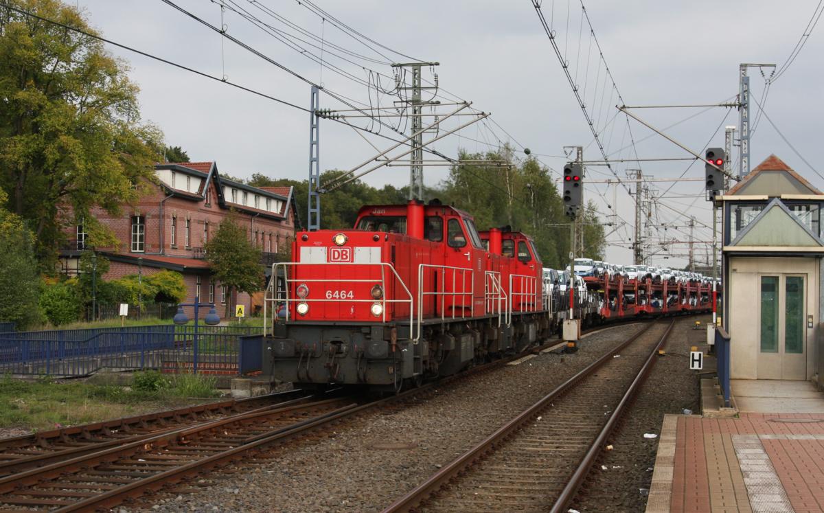 Die derzeit unter DB Schenker fahrenden ex Holland Dieselloks 6464 und 6469 erreichen am 9.9.2014 mit einem Autotransportzug nach Zeebrügge aus Osnabrück kommend um 17.45 Uhr den Grenz- und Systemwechselbahnhof Bad Bentheim.