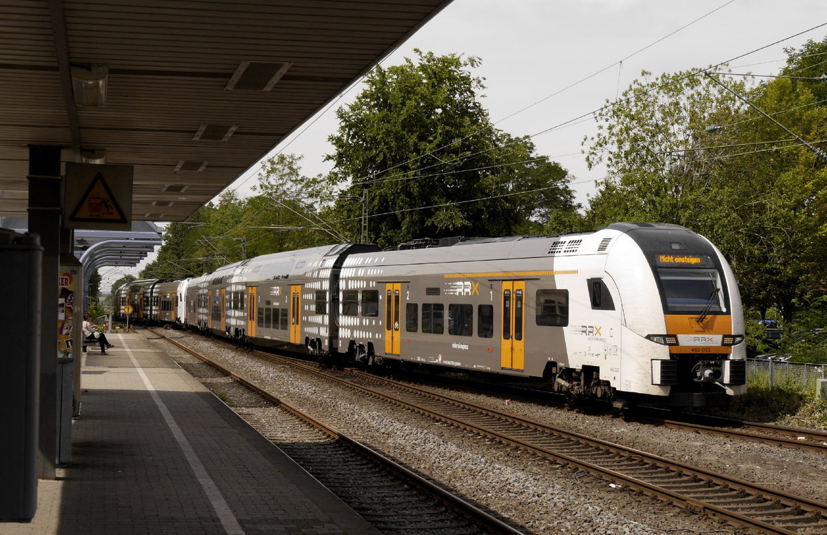 Die Desiro HC 462 033 und 048 fahren in Köln-Dellbrück ein (RB 26 Ersatz, 3.8.20).