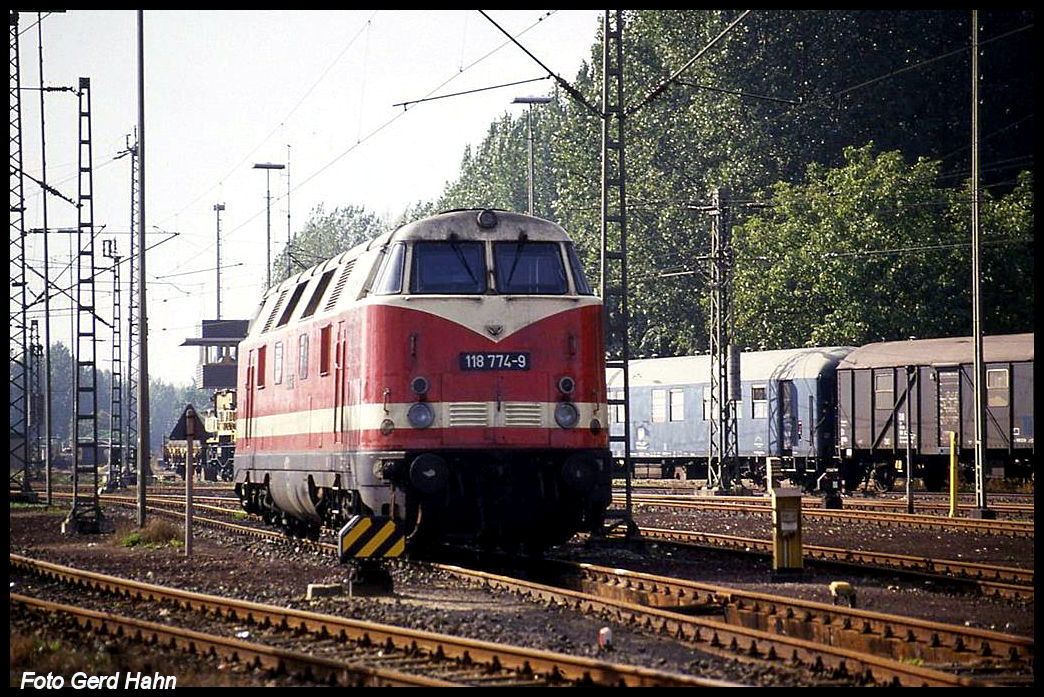 Die Deutsche Reichsbahn Diesellok 118774 rangiert hier am 5.10.1991 im damaligen DB Grenzbahnhof Helmstedt.