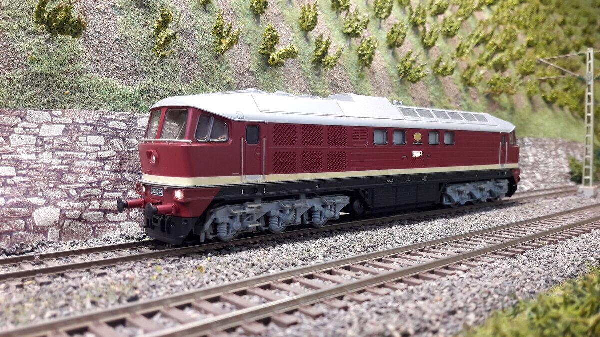 Die Deutsche Reichsbahn DR in Harrstadt, Modell der BR 130 003-7 , die erste Bauart dieser Lokomotive, zu erkennen an den hochgezogenen seitlichen Kanzelfenstern, Modell Piko 59740-3