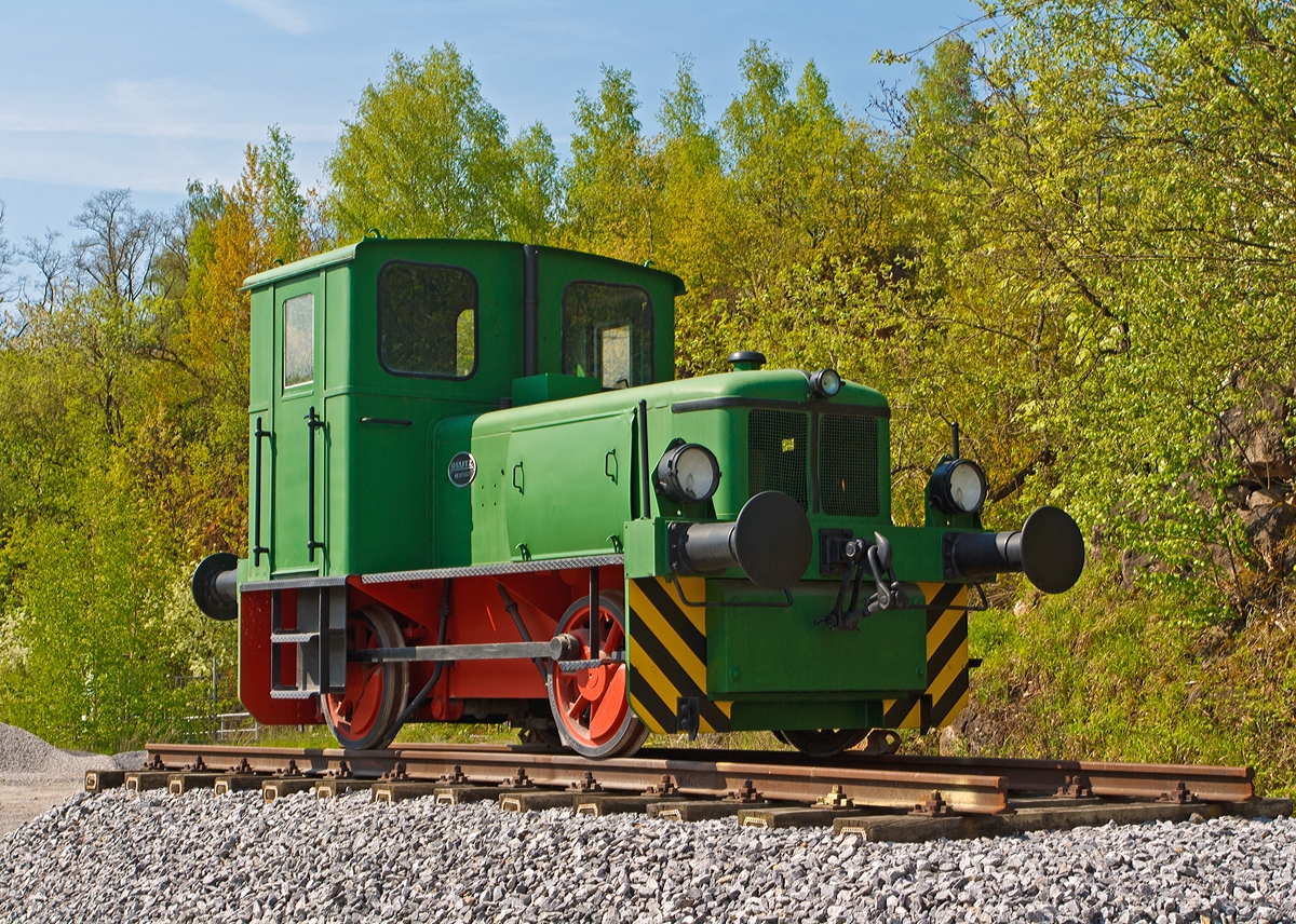 Die Deutz 57057 vom Typ Deutz KS 55 B, als Denkmallok der Schaefer Kalk GmbH & Co. KG, Werk Steeden (Runkel-Steeden), am 05.05.2013. 

Die 55 PS-Diesel-Rangier-Lokomotive mit luftgekühltem Motor wurde 1959 von Deutz unter der Fabriknummer 57057 gebaut und an die Westdeutsche Kalk- & Portlandzementwerke, Werk Stolberg, geliefert, in den 1990er Jahren kam sie RWK (Rheinisch-Westfälische Kalkwerke AG), Werk Steeden, heute Schaefer Kalk GmbH & Co. KG.  

Die Deutz Typenbezeichnung  KS 55 B zeigt, dass es sich um Kleinlok  (K) mit Stangenantrieb (S) mit 55 PS Leistung  und zwei Achsen (B) handelt. Die frühere Bezeichnung war A4L 514 R 

TECHNISCHE DATEN:
Spurweite: 1.435 mm
Achsfolge: B-dm
Länge über Puffer: 5.730 mm
Achsstand: 2.500 mm
größte Breite: 2.538 mm
größte Höhe über Schienenoberkante: 3.017 mm
Dienstgewicht: 14.000 kg
Achslast: 7 t
MOTOR:
Motorart: luftgekühlter 4-Zylinder-Viertakt-Diesel-Reihenmotor
Motortyp: Deutz A4L 514
Bohrung/Hub: 110mm / 140 mm 
Hubraum: 5.322 cm3 (5,322 l)
Leistung: 55 PS
Motordrehzahl: 1.500 1-min
Getriebe: Deutz Viergang mechanisch (Zahnrad)
Höchstgeschwindigkeit: 14,5 km/h
gebaute Stückzahl: 70