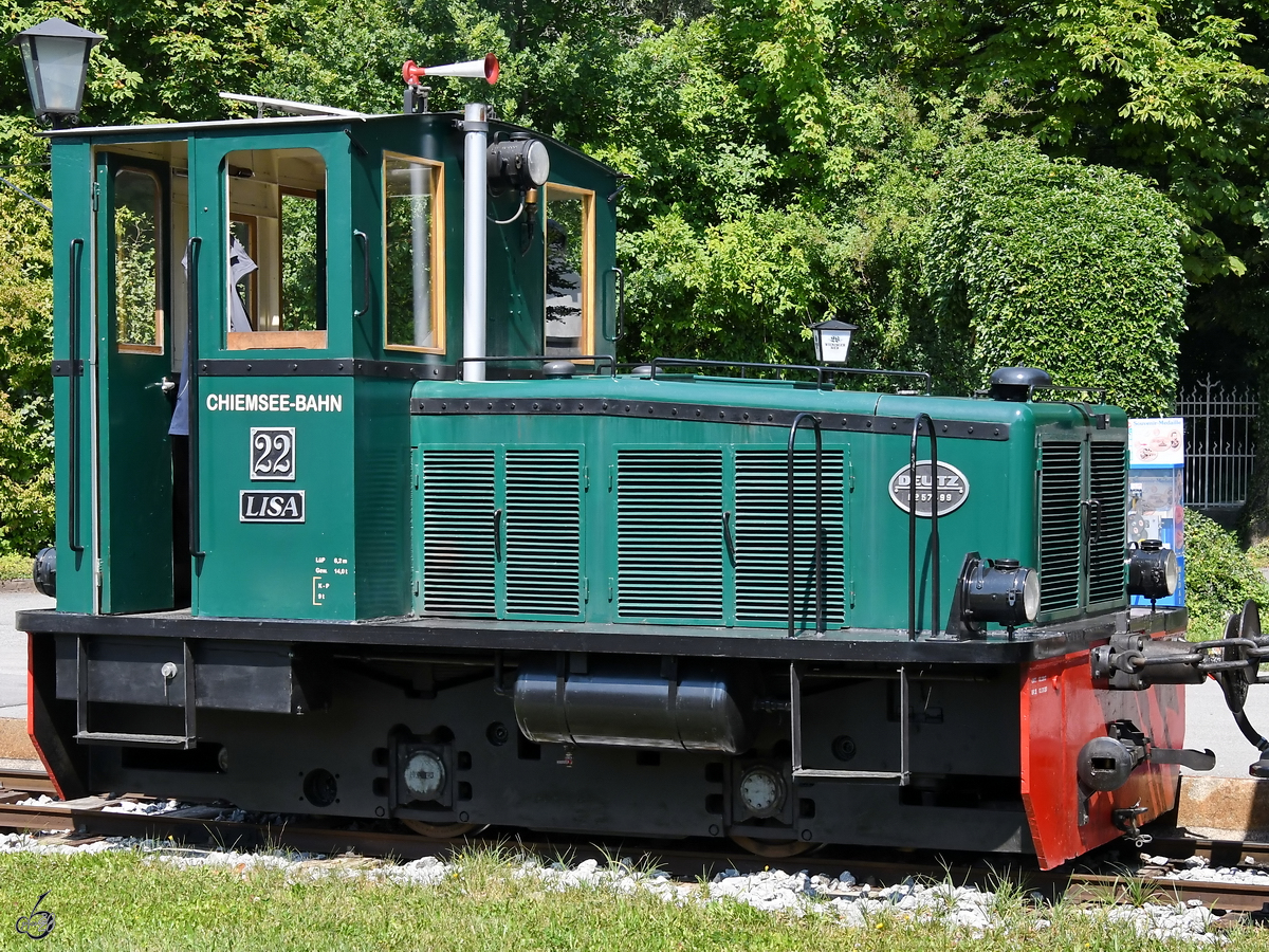 Die Deutz KG125BS-Diesellokomotive 22  Lisa  wartet am Hafen von Prien auf den nächsten Einsatz. (Prien, August 2020)