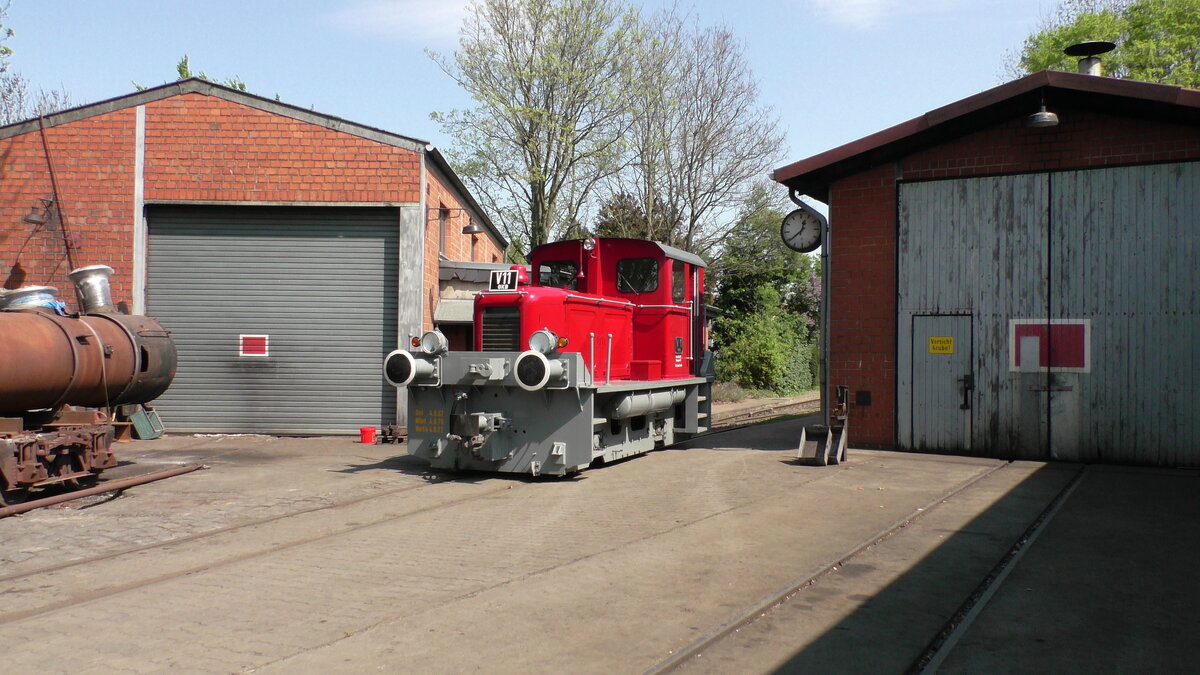 Die Deutz V11 der IHS (Selfkantbahn) steht in Schierwaldenrath für eine kurze Pause, bevor es zurück an den Museumszug geht.