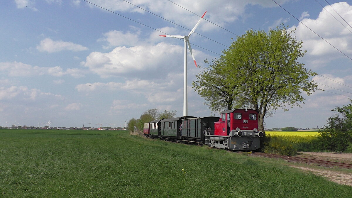 Die Deutz V11 ist mit einem Museumszug auf der Selfkantbahn bei Gelindchen in Richtung Gillrath unterwegs. (24.04.2022)