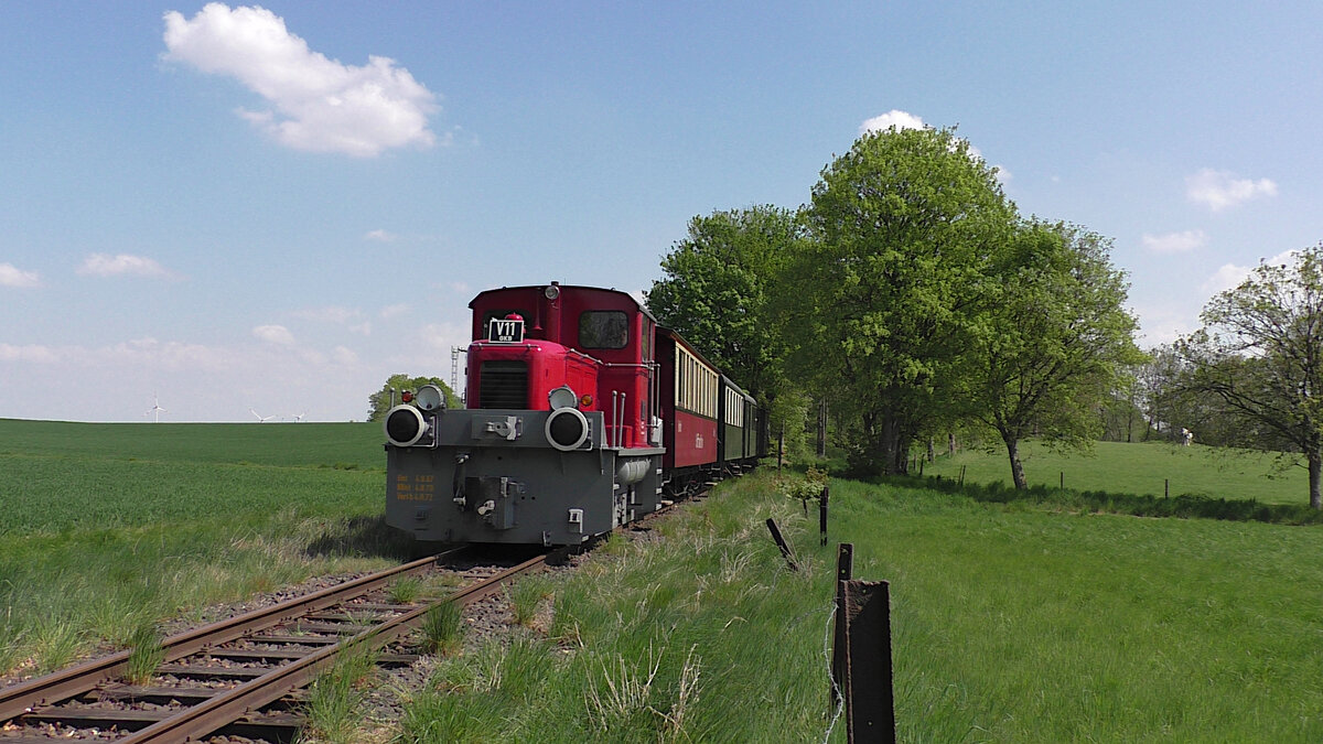 Die Deutz V11 ist mit einem Museumszug auf der Selfkantbahn bei Birgden in Richtung Schierwaldenrath unterwegs. (24.04.2022)