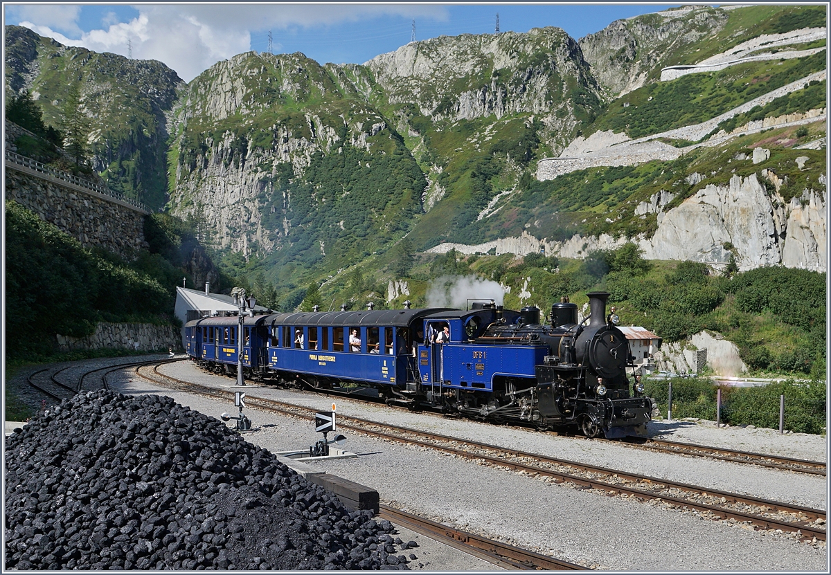 Die DFB HG 3/4 N° 1 in ihrem schmucken blauen Farbkleid erreicht mit einen Dampfzug von Oberwald nach Realp den Bahnhof Gletsch. 

31. August 2019