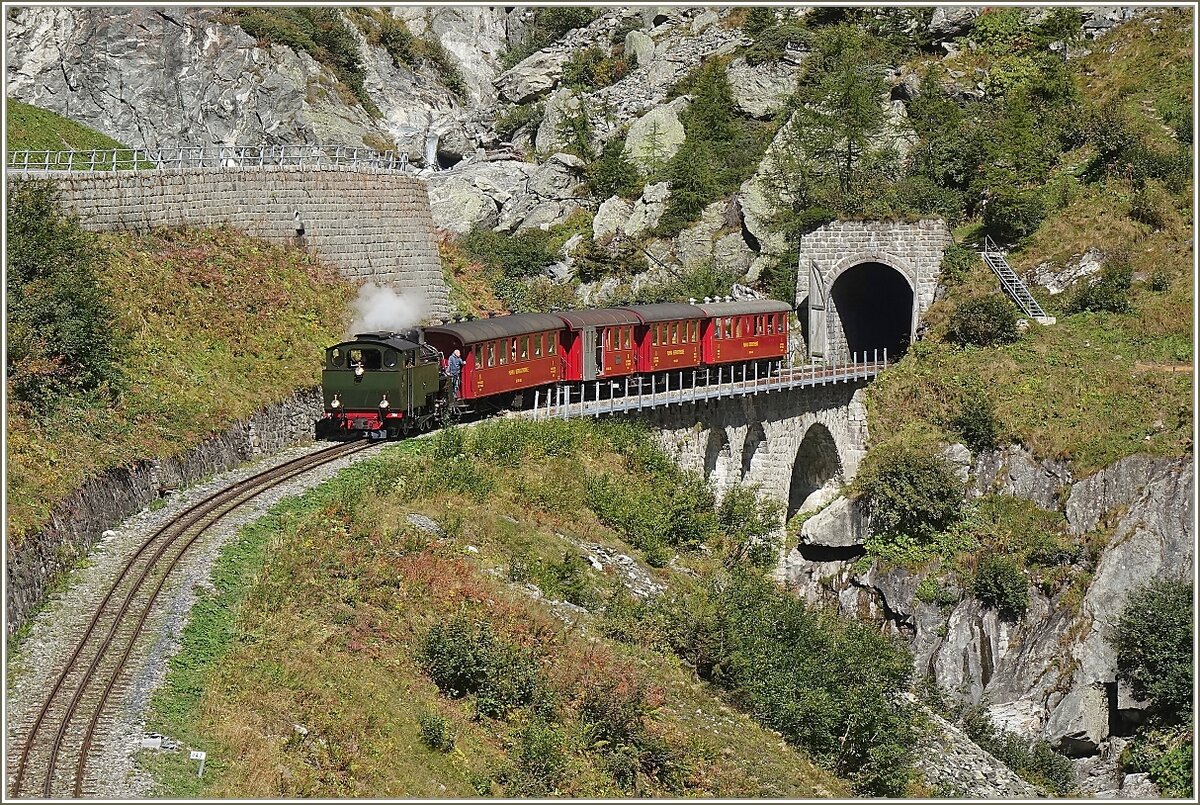 Die DFB HG 4/4 704 verlässt mit dem Dampfzug 133 den 548 Meter langen Kehrtunnel  Gletsch  und überquert die noch kleine Rhone. 
(30.09.2021)
