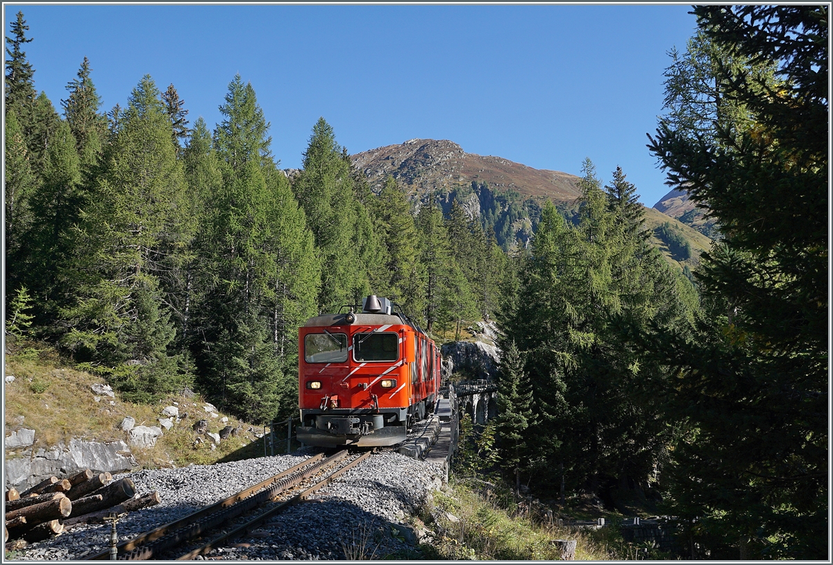 Die DFB HGm 4/4 61 ist mit ihrem Dieselzug von Realp nach Oberwald in einem Waldstück kurz vor Oberwald unterwegs. 

30. September 2021

