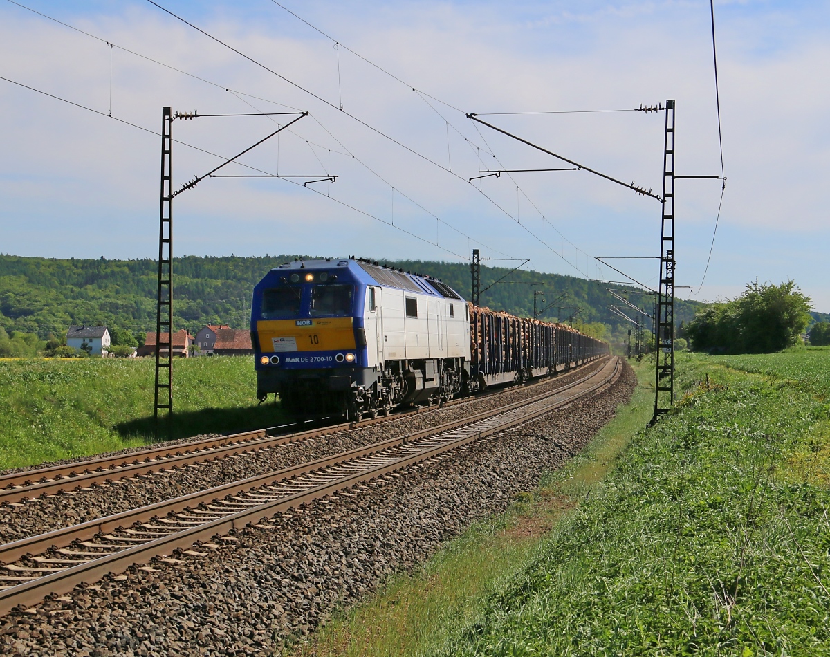 Die Dicke der HLG, 251 010-5 (DE 2700-10), dröhnt mit voll beladenem Holzzug in Richtung Bebra über die KBS 610. Aufgenommen am 15.05.2015 zwischen Mecklar und Ludwigsau-Friedlos.