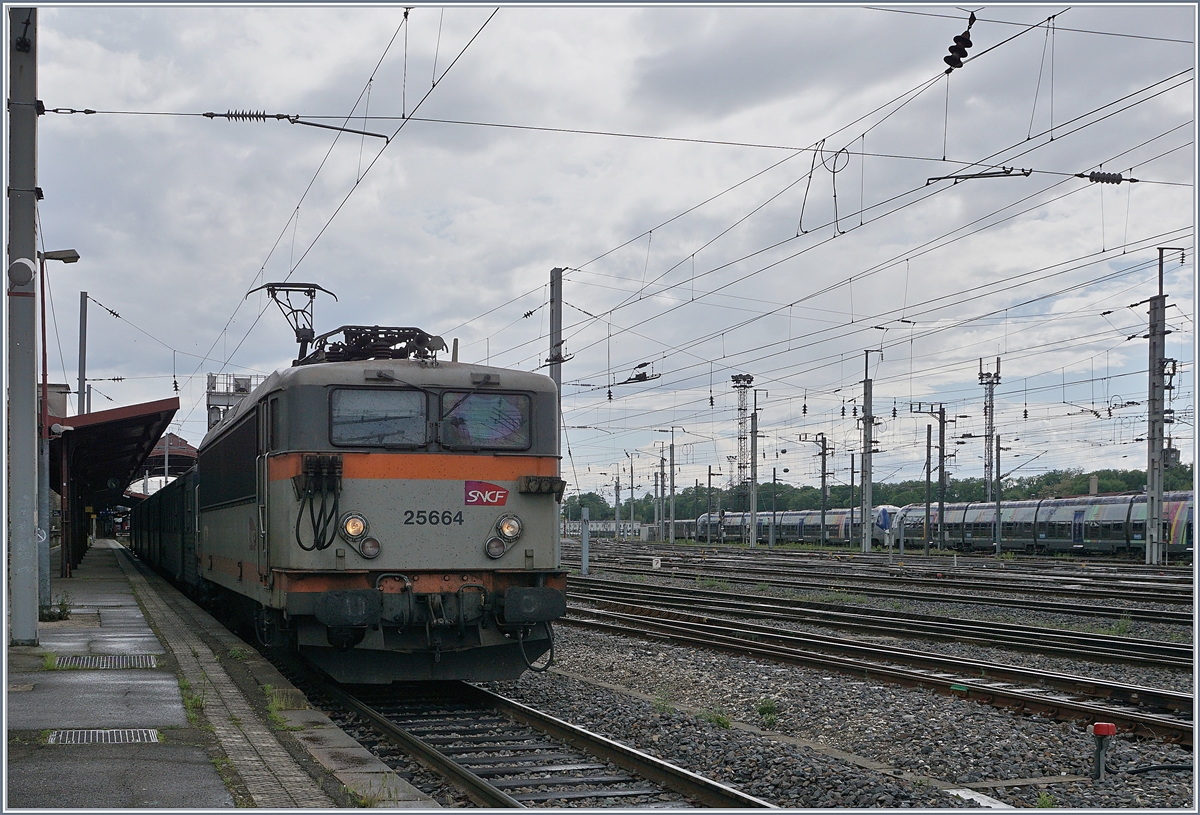 Die Dienst-Zeit der BB 25500 läuft langsam ab und zeigt das Bild eine der letzten BB 25500 im Planeinsatz, die BB 25664 welche in Strasbourg mit ihren TER verlässt.

28. Mai 2019