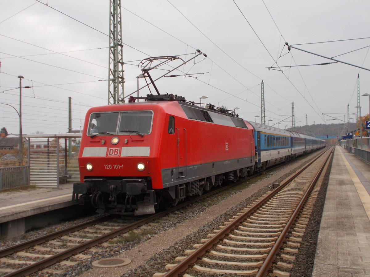 Die dienstälteste 120 bei DB Fernverkehr bespannte,am 24.Oktober 2015,den EC 379 Binz-Praha.Da am Schluß noch 120 150 mitlief hatte 120 101 den vordren Stromabnehmer angelegt.Aufnahme in Bergen/Rügen.