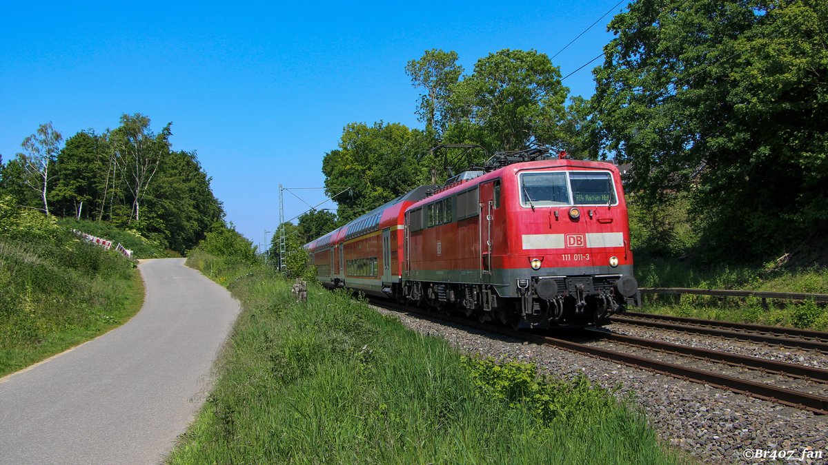 Die dienstälteste Lok der Baureihe 111 fährt hier durch Übach-Palenberg.