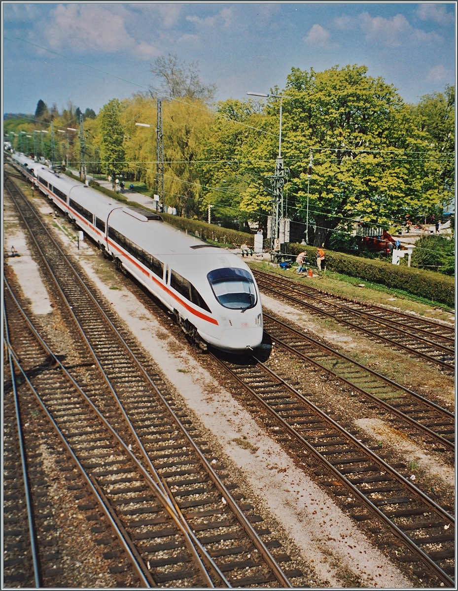Die Diesel ICE-TD 605 (Zugspaar ICE 196 München ab 8:12 - Zürich an 12:27  und ICE 195 Zürich ab 13:33, München an 17:48 verkehrten nur eine relativ kurze Zeit. Das Analog Bild zeigt zwei in Lindau HBF eintreffende ICE TD 605 als ICE 195 auf dem Weg von Zürich nach München im Frühjahr 2003.

 
