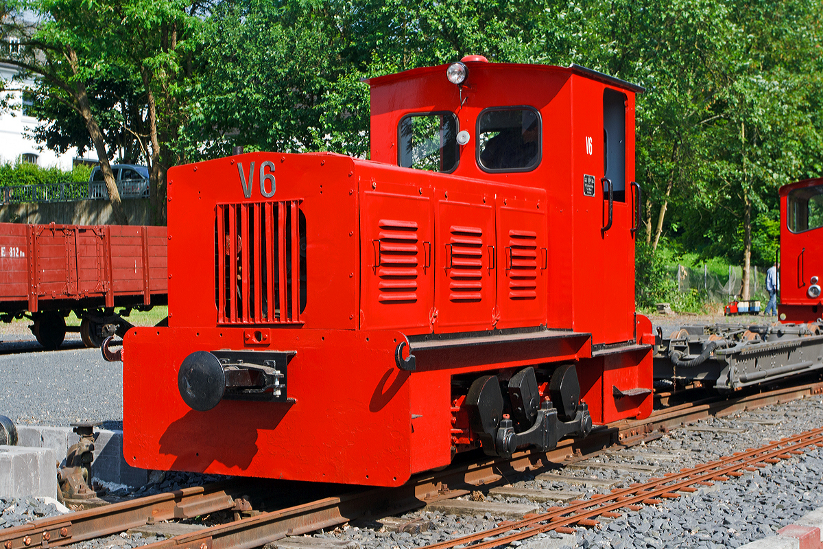 Die Diesel-Schmalspur-Lok  V 6 (LKM 249238) vom Museum Asbach (Westerwald) eine LKM Ns 3h, hier am 08.06.2014.

Die kleine Lok wurde 1957  LKM (VEB Lokomotivbau Karl Marx Babelsberg) unter der Fabriknummer 249238 gebaut und als Nr. 4 an VEB Imprägnier- und Holzverarbeitungswerk Magdeburg geliefert, die ursprüngliche Spurweite war 860 mm. Im Jahre 2001 wurde sie vom Museum erworben und bei MaLoWa Bahnwerkstatt GmbH in Benndorf (Mannsfelder Land) fachgerecht auf 785 mm umgespurt und im RSE-Farbschema lackiert. Sie ist betriebsfähig und wird benötigt um  die Jung-Dampflok ex RSE 53 an Öffnungstagen bei schönem Wetter auch vor dem Schuppen präsentieren zu können. In Fortführung des RSE-Nummernschemas hat sie dort die Bezeichnung V6 erhalten.

Der Lokomotivbau Karl Marx Babelsberg baute in den fünfziger Jahren Diesellokomotiven für Werk- und Feldbahnen, die auch für verschiedene (Schmal-)Spurweiten geeignet waren. Vom Typ Ns 3 wurden die ersten Maschinen 1952 ausgeliefert. Insgesamt wurden 280 Lokomotiven dieses Typs gebaut. Der Antrieb der Lok erfolgte mittels eines mechanischen dreistufigen Rädergetriebes mit Reibungskupplung über eine zwischen den Achsen liegende Blindwelle und Stangen auf die Achsen. Die Maschinen waren mit einem wassergekühlten Vierzylinder-Viertakt-Dieselmotor mit 60 PS Nennleistung ausgestattet.

Sie verfügten über einen Außenrahmen, der Antrieb erfolgte mechanisch über ein dreistufigen Getriebe und einen Wendegetriebe. Über eine Blindwelle werden mit einer Kuppelstange die Achsen angetrieben, Treib- und Kurbelzapfen sitzen außerhalb des Rahmens.

Technische Daten:
Spurweite: 785 mm (ursprünglich 860 mm)
Achsfolge:  B
Hersteller:  Lokomotivbau Karl Marx, Babelsberg
Baujahr: 1957
Fabriknummer:  249238   
Typ: Ns3h
Dienstgewicht: 11 Tonnen
Motor: 4 Zylinder-Viertakt Dieselmotor vom VEB Motorenbau Schönebeck vom Typ  4 KVD 14,5
Motorleistung: 60 PS
Drehzahl:  1.500 U/min
Getriebe:  3-Stufen-Kupplungsgetriebe
Fahrgeschwindigkeiten: 4 - 8 - 15 km/h
Achsstand: 1.250 mm
Länge über Puffer: 4.630 mm
Breite:  1.850 mm
Höhe ü. SO:  2.267 mm
