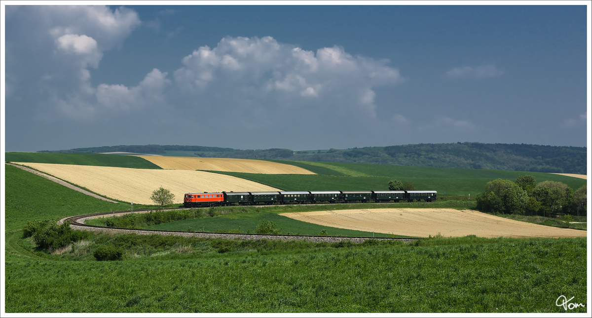 Die Dieselelektrische Lok 2050.09 auf der Fahrt von Ernstbrunn nach Korneuburg.  Hetzmannsdorf 1.5.2014