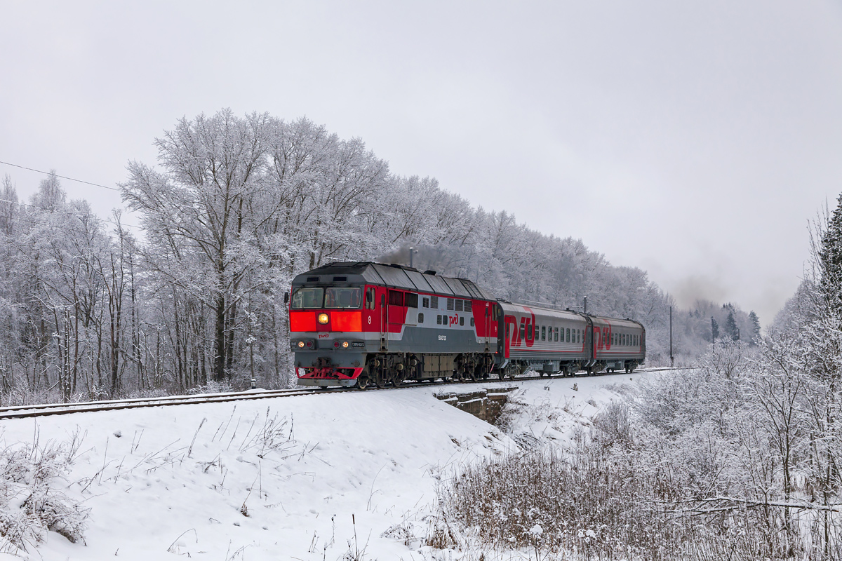 Die Diesellok ТЭП700373 mit Nahverkehrszug Ostaschkow Welikije Luki