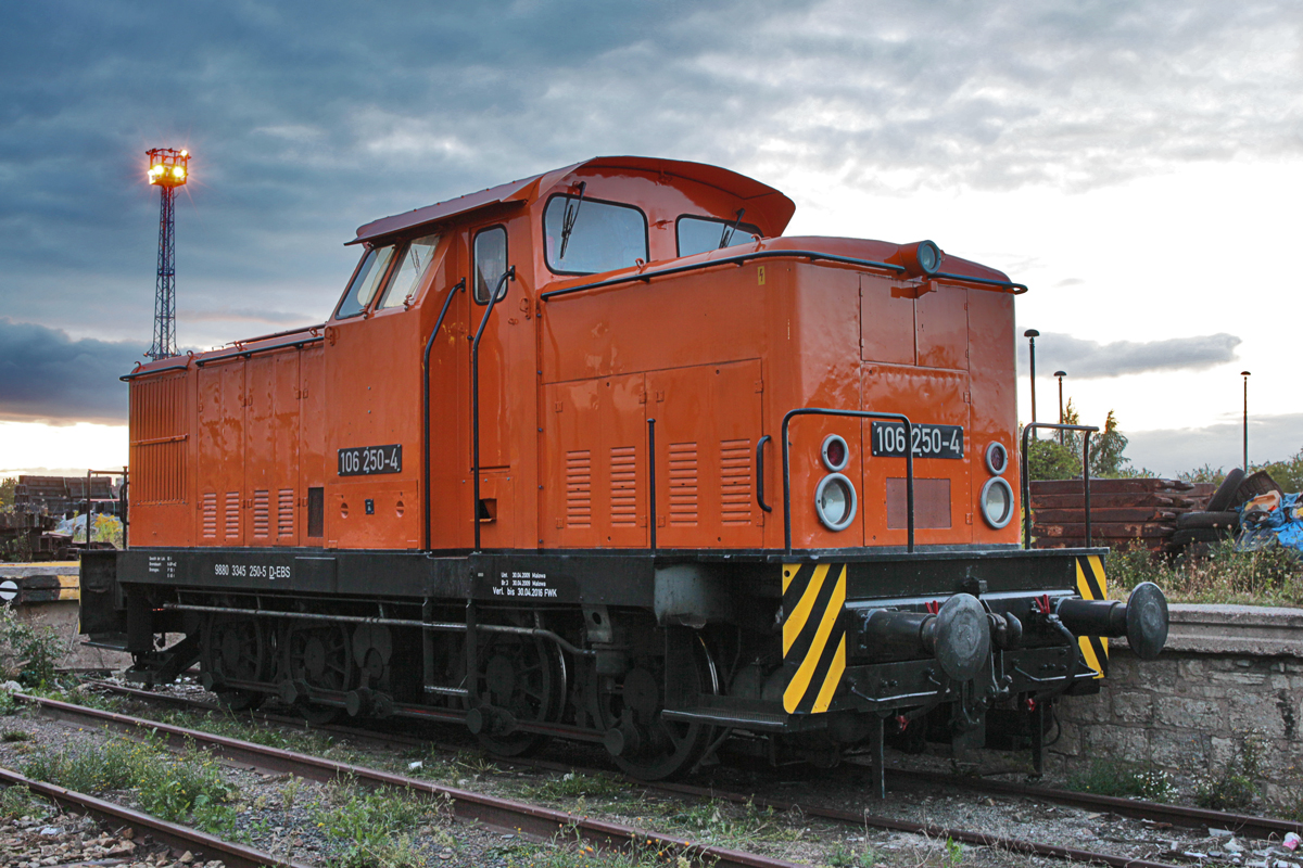 Die Diesellok 106 250-4 steht in den Abendstunden des 7.9.2015 in Erfurt abgestellt.
