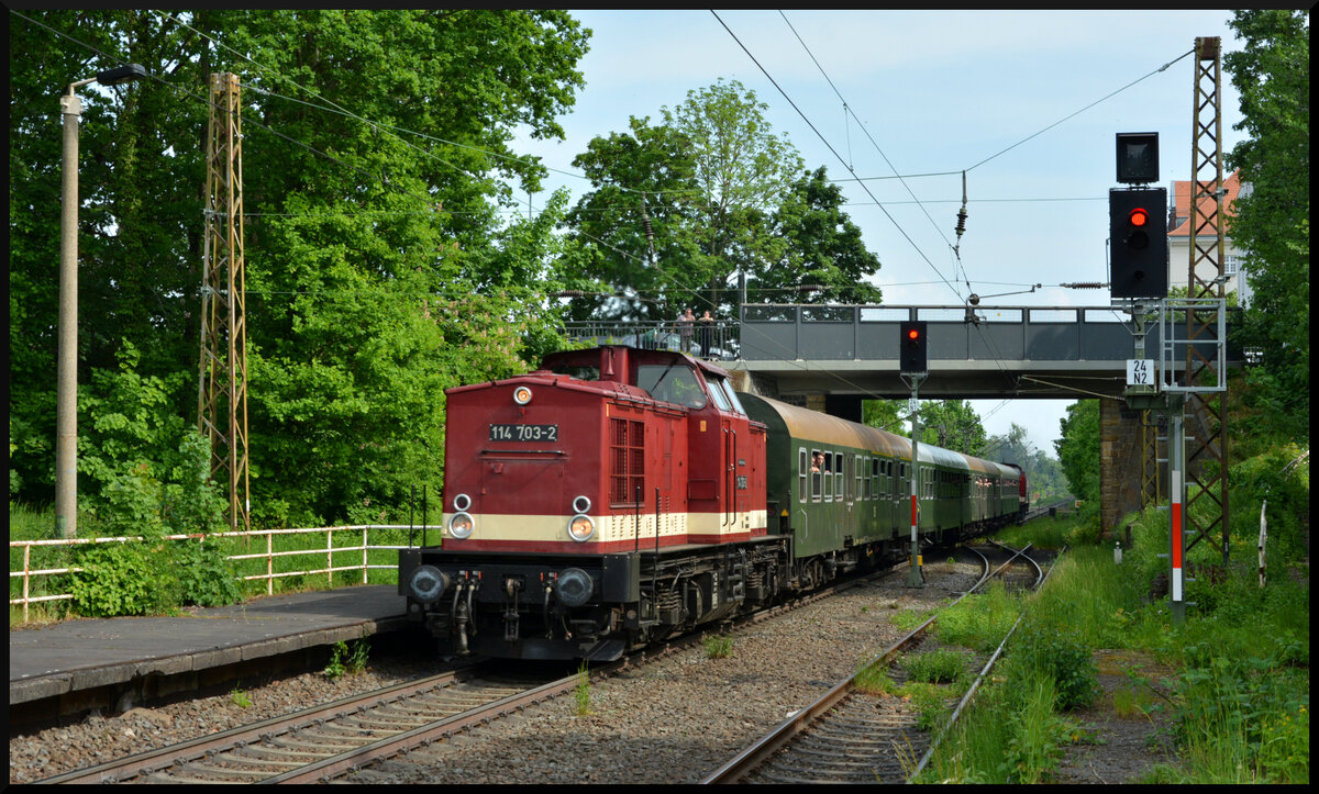Die Diesellok 114 703-2 (PRESS) durchfährt am 21.05.2023 mit dem Sonderzug PTB 89422 Espenhain – Leipzig Hbf den ehemaligen Bahnhof Markkleeberg West. Heute dient dieser als Betriebsbahnhof. 