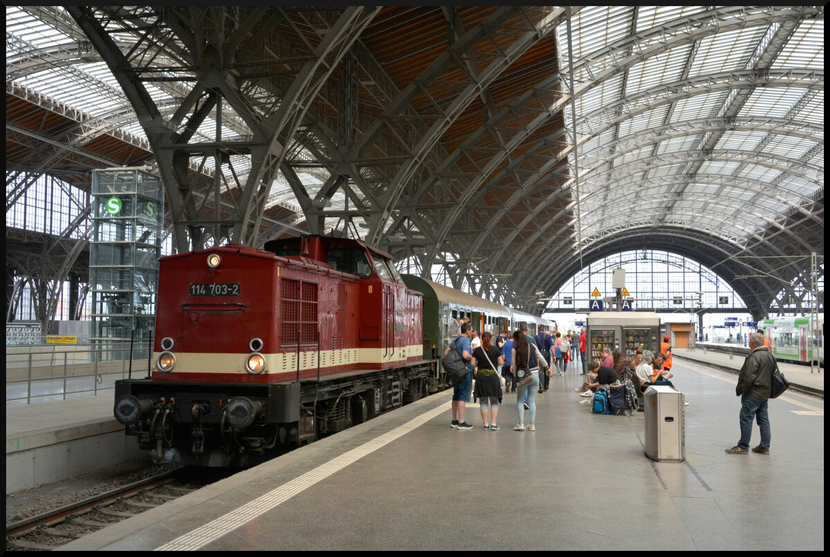 Die Diesellok 114 703-2 (PRESS) ist am 21.05.2023 mit dem Sonderzug PTB 77293 aus Espenhain in Leipzig Hbf angekommen. 