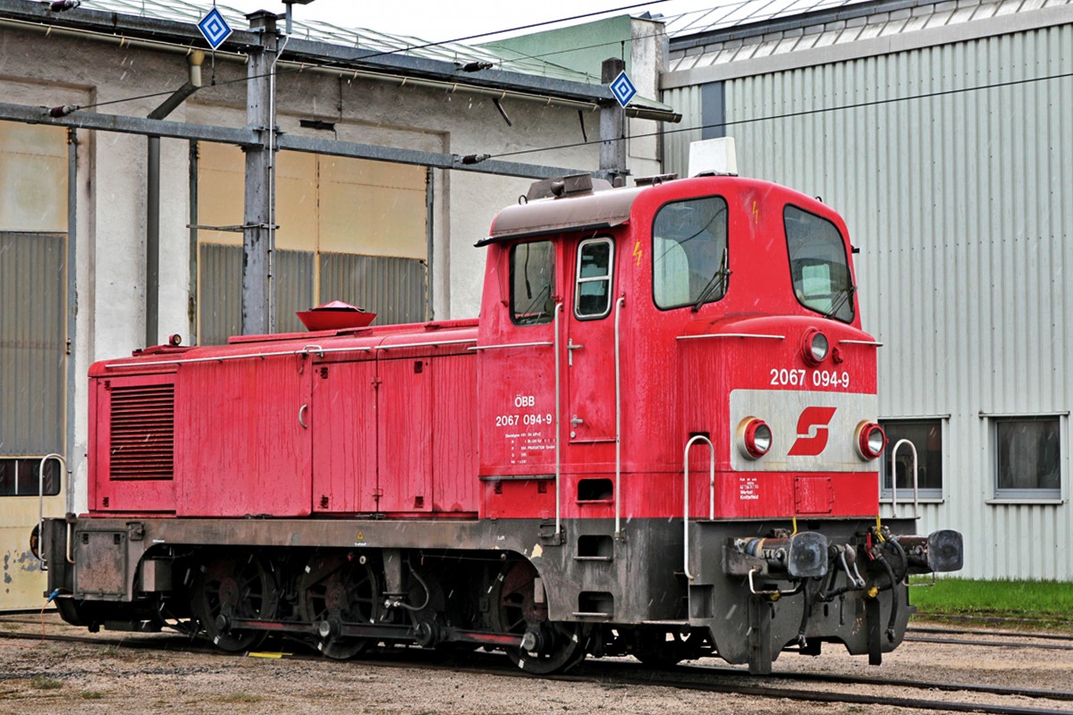 Die Diesellok 2067 094-9 steht abgestellt am Bahnhof Bludenz.Bild März 2015