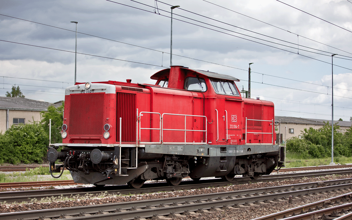 Die Diesellok 212 094-7 fährt in Regensburg vorbei.Bild vom 25.5.2017