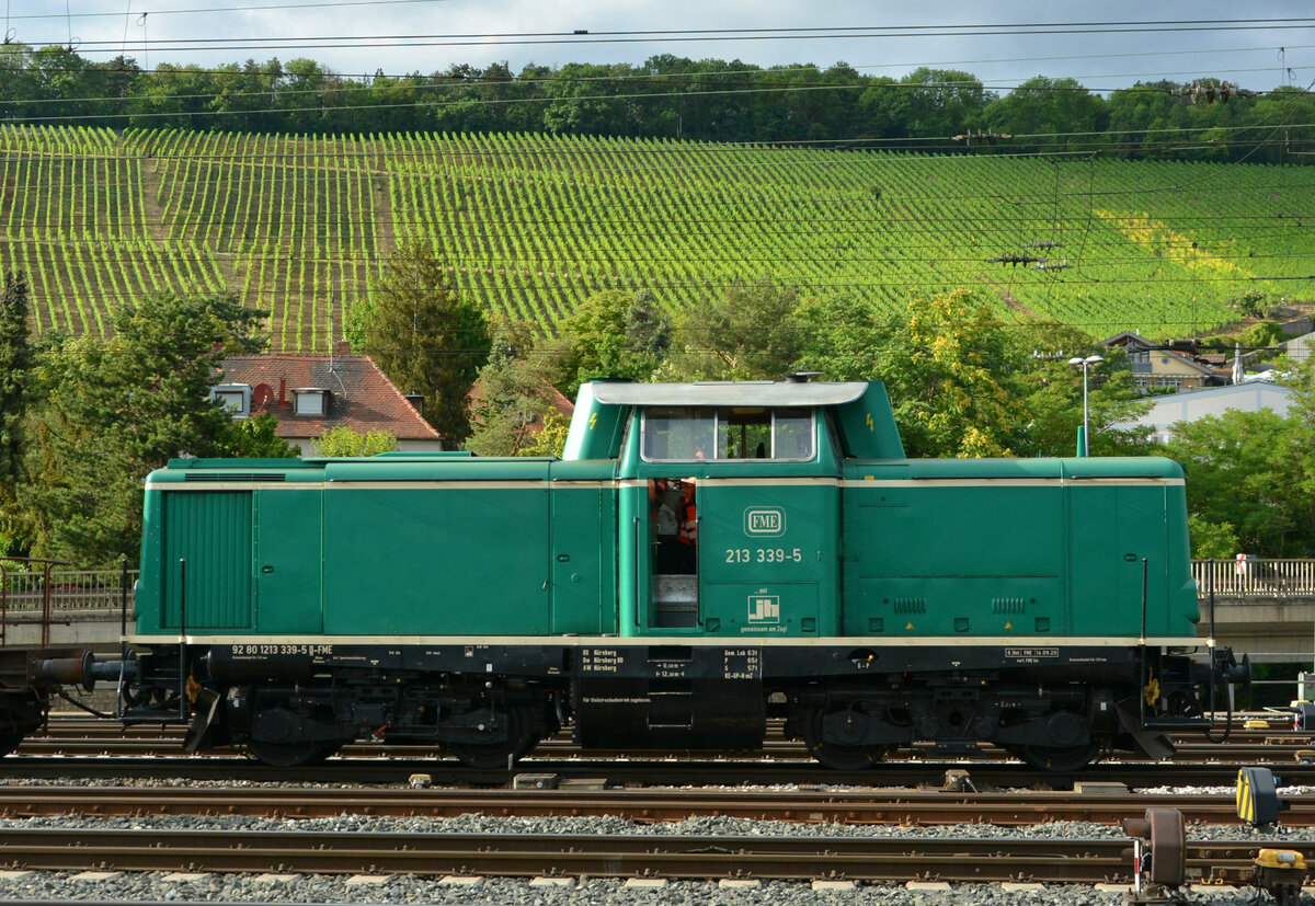 Die Diesellok 213 339-5 der Fränkischen Museums-Eisenbahn (FME) aus Nürnberg konnte am Abend des 11. Juli 2022 beim Anliefern von Schotter am Beginn der Baustelle in Würzburg beobachtet werden. 
