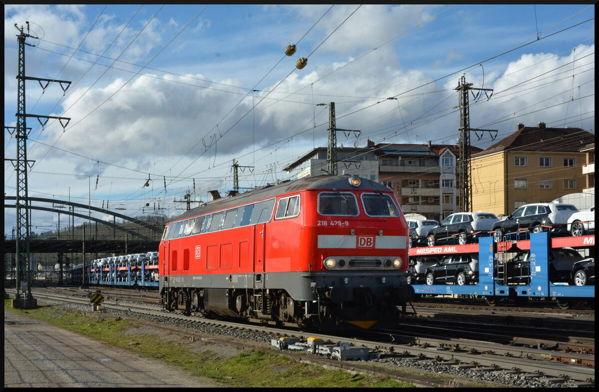 Die Diesellok 218 429 (DB) war am 24.02.2024 auf dem Heimweg von Niebüll nach Kempten, als sie in Würzburg die Grombühler Brücke passierte. Die Maschine hatte einige Wochen im  echten Norden  auf der Marschbahn ausgeholfen. 