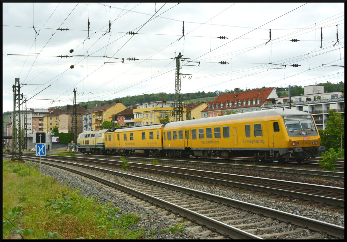 Die Diesellok 218 447-1 (Railsystems RP) ist am 16.05.2023 mit dem  Fahrwegmessung  Messzug von DB Netzinstandhaltung bei der Arbeit zwischen Nürnberg und Würzburg, als der Zug am Fotografen vorbei in den Würzburger Hbf rollt. Kurze Zeit später fuhr der Messzug geschoben Richtung Nürnberg zurück.