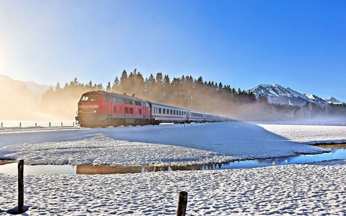 Die Diesellok 218 456-2 verlässt mit dem IC 2084  Nebelhorn  die Wintersportregion Oberstdorf.Bild in Fischen den 31.12.2017