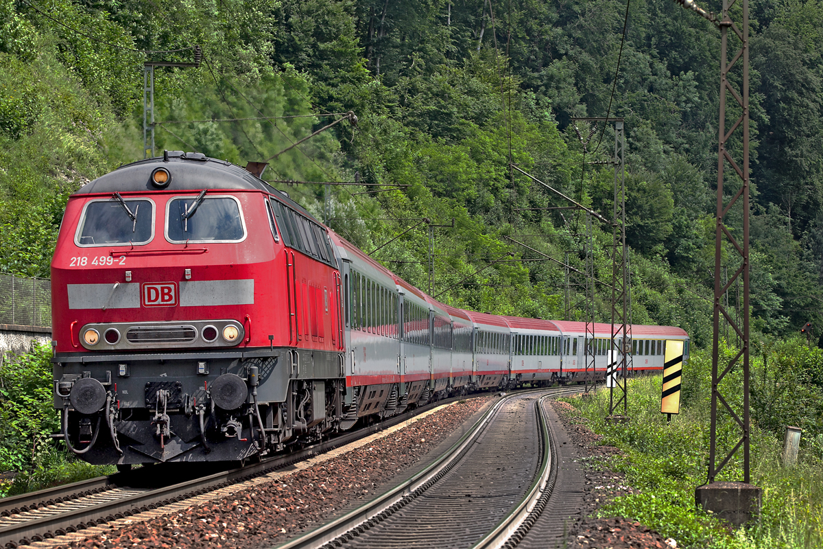 Die Diesellok 218 499-2 fährt mit dem IC 118 die Geisslinger Steige hinunter.Bild vom 16.6.2015