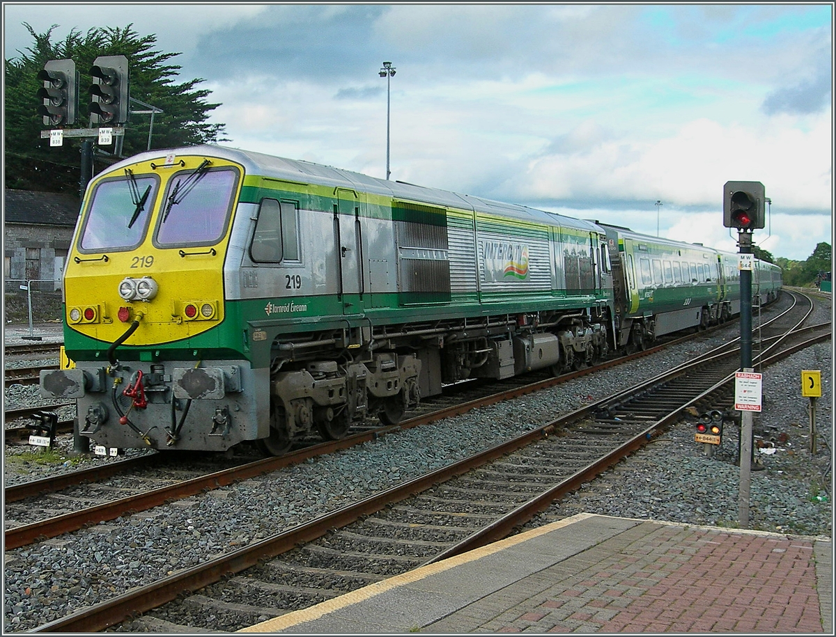 Die Diesellok 219 in den Farben der neuen IC Generation schiebt einen IC Cork - Dublin aus Mallow ausfahrend weiter Richtung Dublin.
4. Oktober 2006  