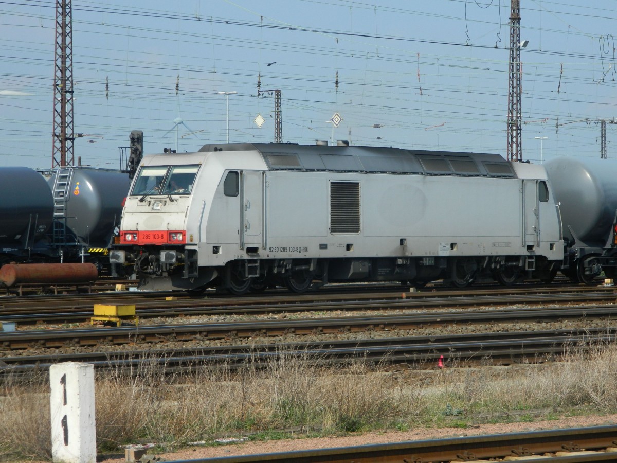 Die Diesellok 285 103 zieht am 26.03.2014 einen Kesselwagenzug aus dem Bahnhof Großkorbetha in südliche Richtung.